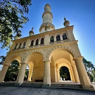 Exteriér je zdoben arabskými nápisy z Koránu.