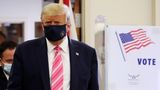 Prezident Trump hlasoval na Floridě. Volil chlápka jménem Trump