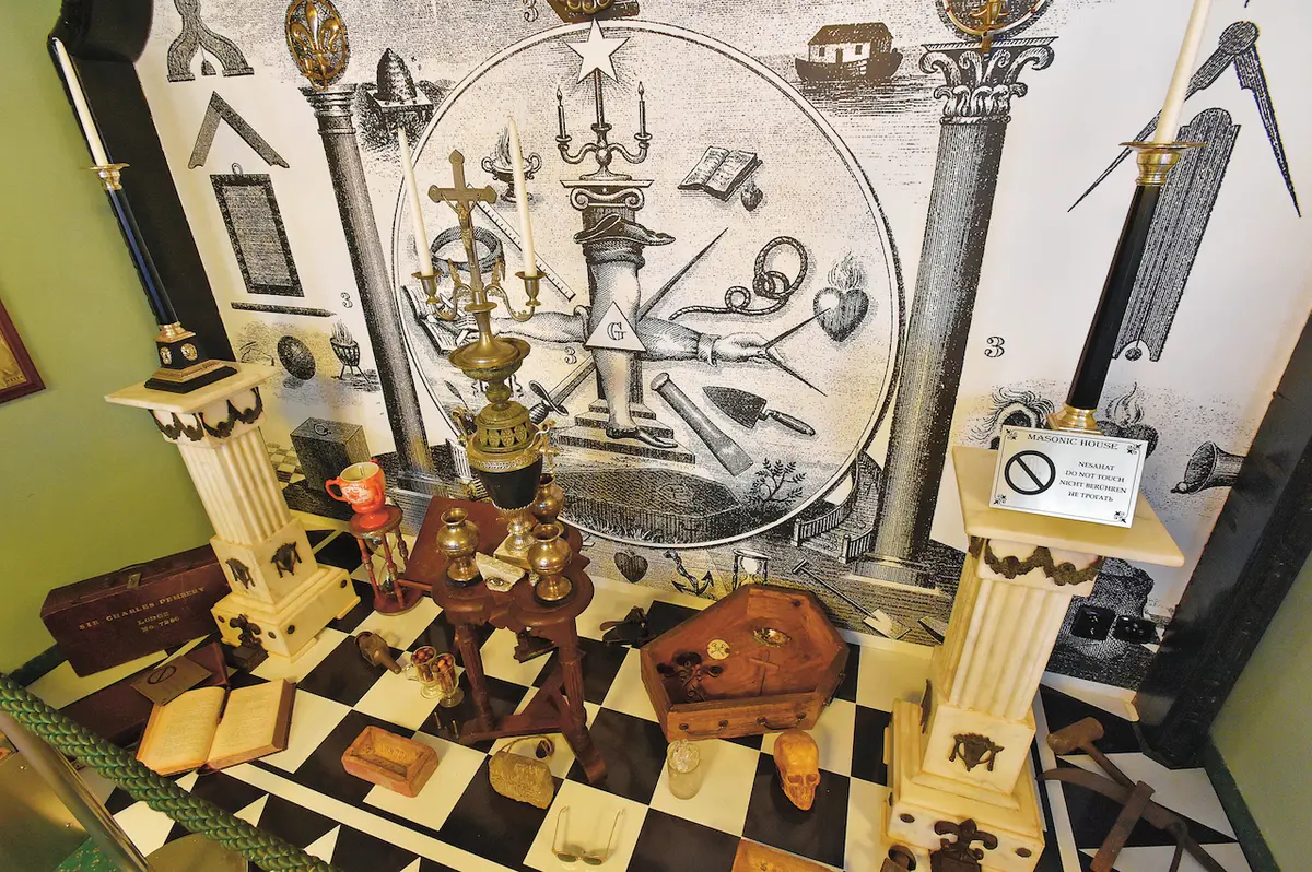 Muzeum tajných spolků v Lokti na Sokolovsku představuje artefakty týkající se tajných spolků, zejména svobodných zednářů. Návštěvníci si mohou prohlédnout zhruba 700 exponátů.