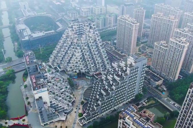 BEZ KOMENTÁŘE: Trojice domů v Číně připomíná pyramidy