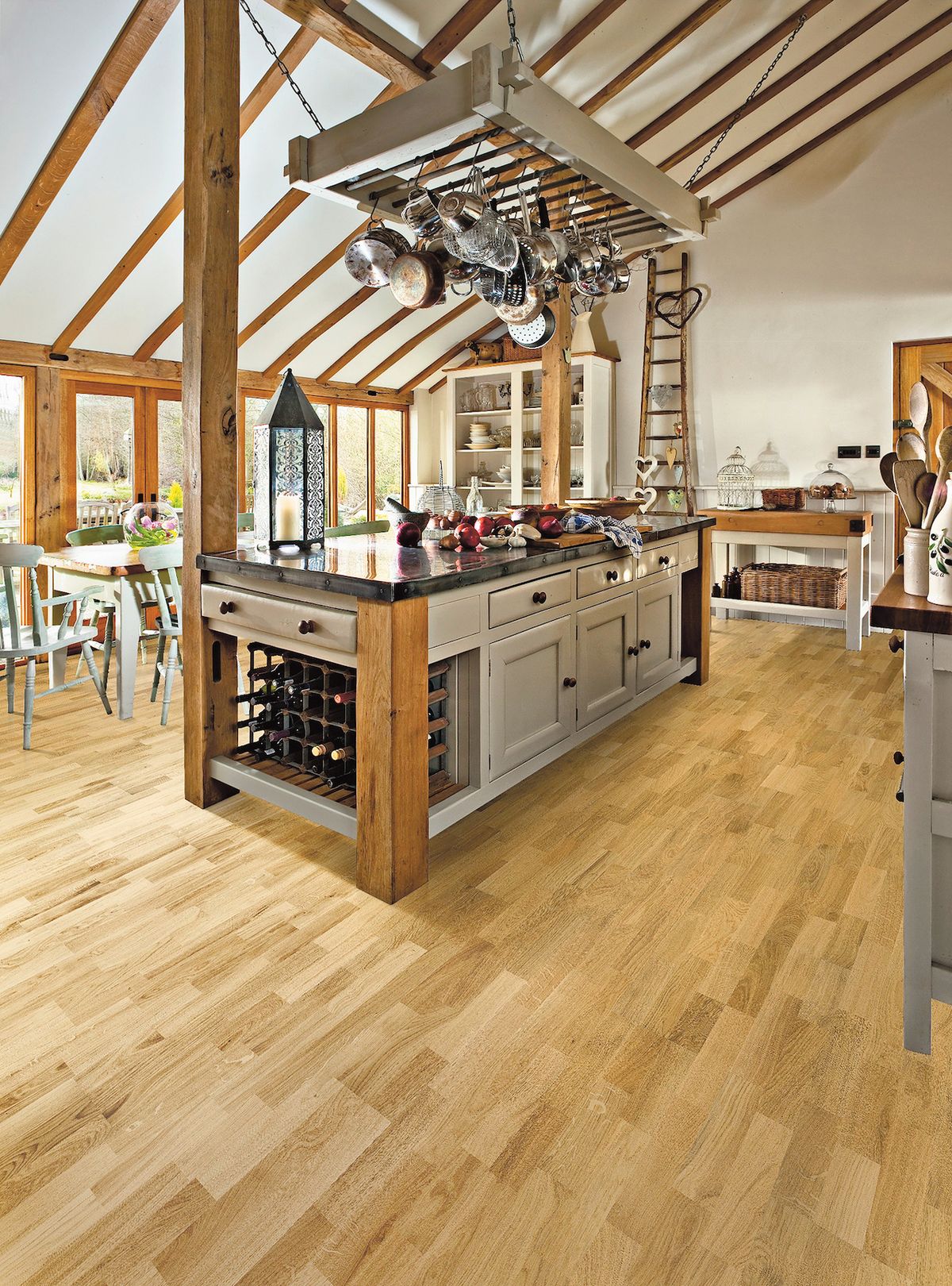 Dřevěná dubová podlaha může být klidně i v kuchyni. Tvrdé dřevo náročnější provoz zvládne.