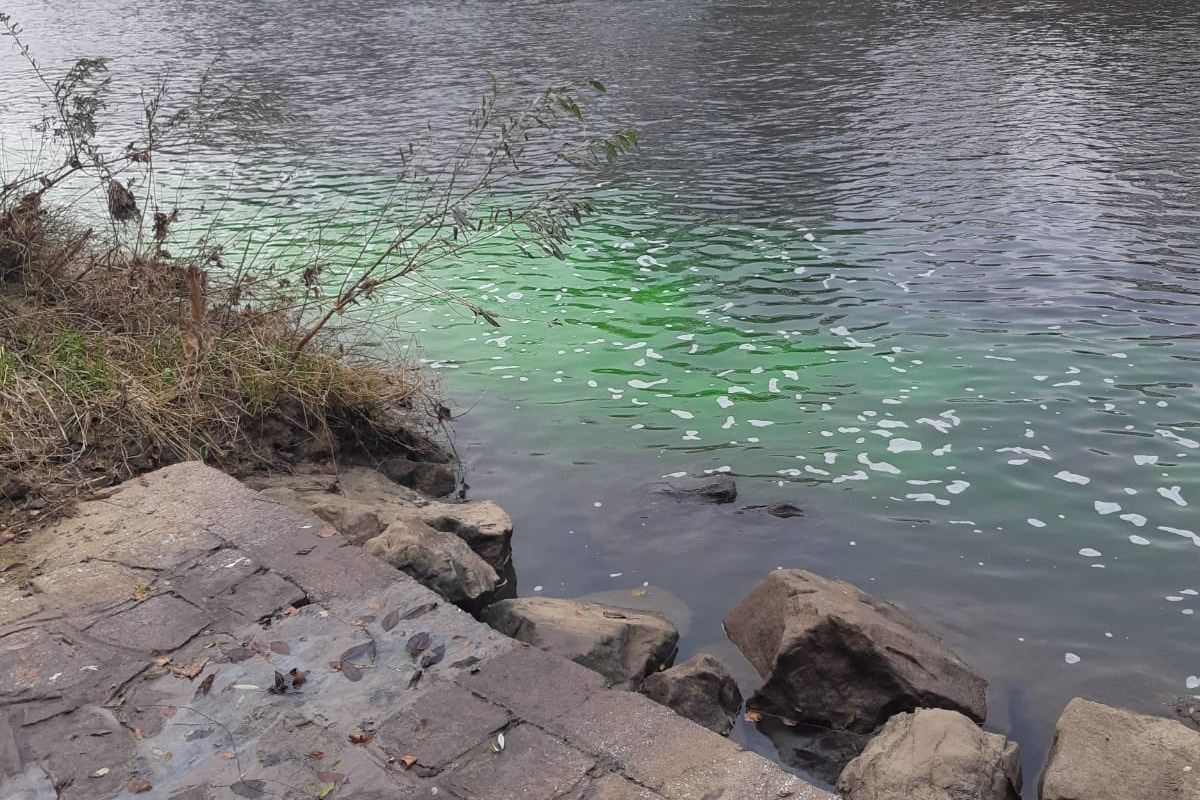 Jako látku pro vyšetřovací pokus použila policie na řece Bečvě netoxický fluorescein.