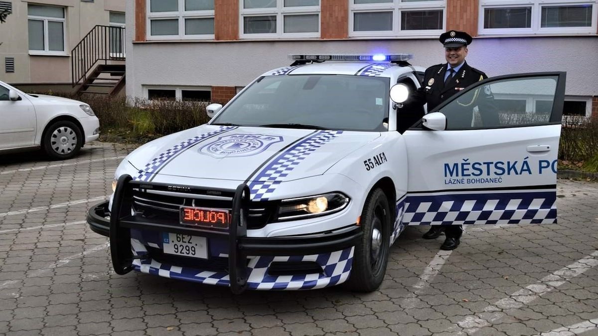 Městská policie Lázně Bohdaneč má nové auto, v Česku ojedinělé