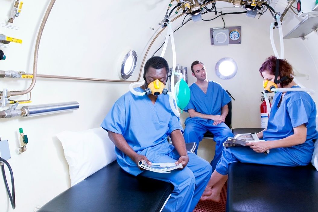 Hyperbarická kyslíková terapie na ilustračním snímku
