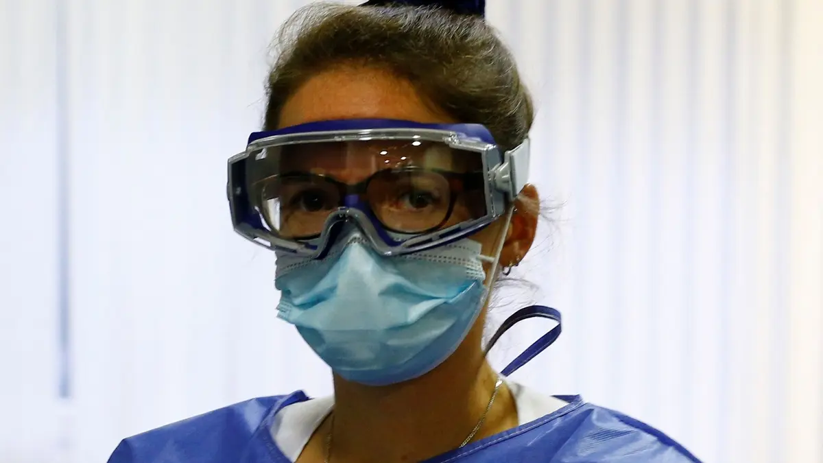 Nora Tschanzová v ochranném obleku na izolovaném oddělení v curyšské univerzitní nemocnici.
