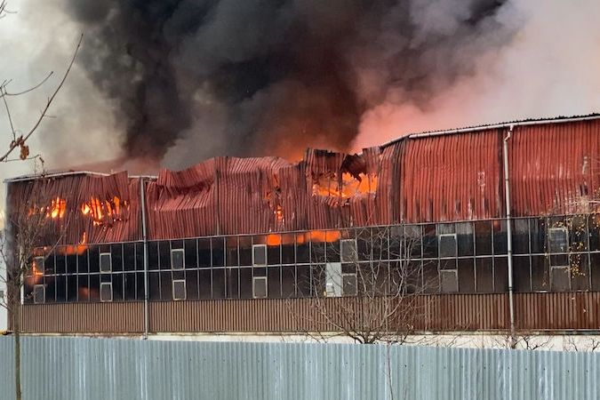 V Kralupech hořela průmyslová hala