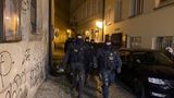 Těžkooděnci v centru Prahy ukončili nelegální party, dveře vyrazili beranidlem
