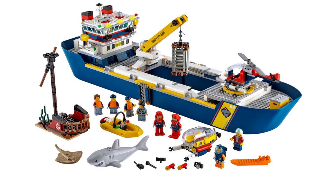 Lego City Oceánská průzkumná loď - je vybavena vším, co děti potřebují pro nikdy nekončící průzkum oceánu. Budou si hrát se žraločí klecí, funkčním jeřábem, výzkumnou ponorkou, helikoptérou i vrakem pirátské lodi se skrytým pokladem, 3599 Kč.