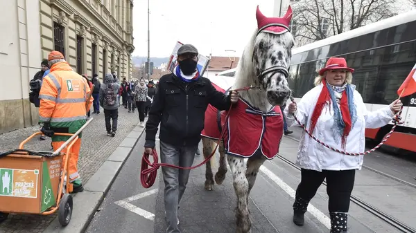 ONLINE: Infected is declining.  Dozens of businessmen protested in Prague