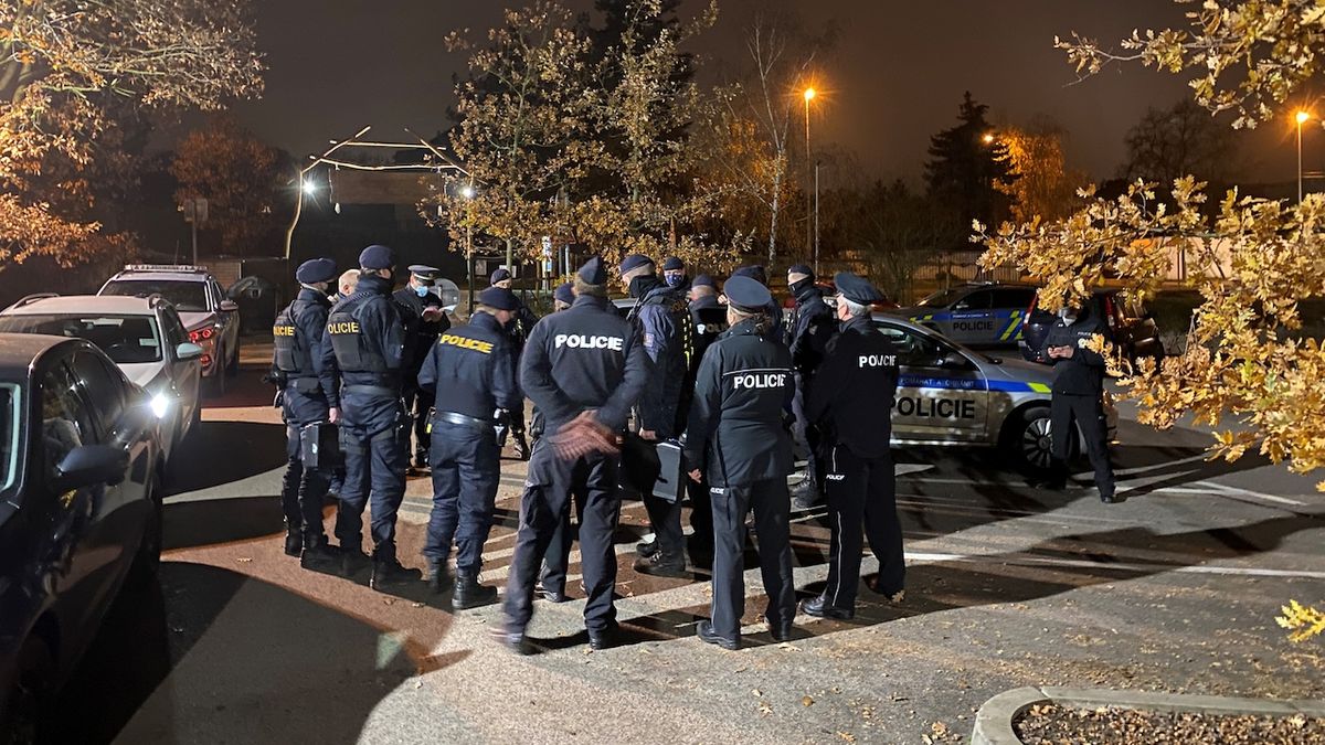 Policie v Praze zasahovala v hospodě, která i přes vládní zákaz otevřela pro zákazníky.