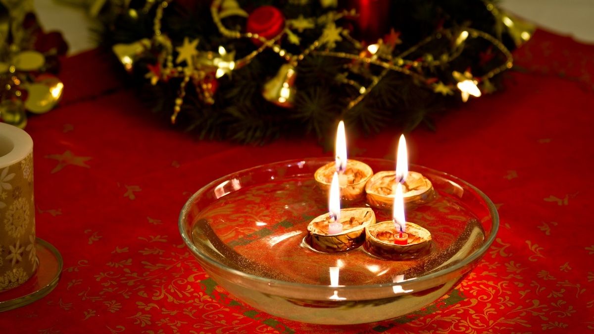 Jedním z českých vánočních zvyků je pouštění lodiček ze skořápek vlašských ořechů.