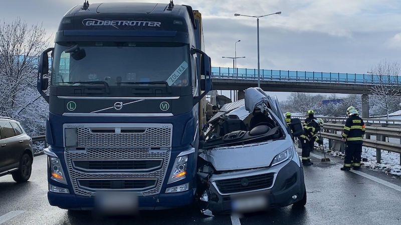 Další nehoda na Pražském okruhu, dodávka se rozpárala o kamion