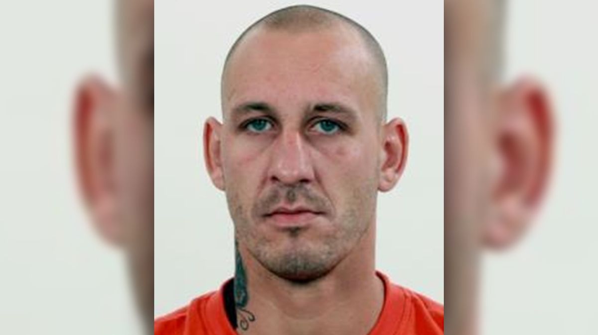 V Praze utekl vězeň, policie hledá vysokého muže s tetováním na krku