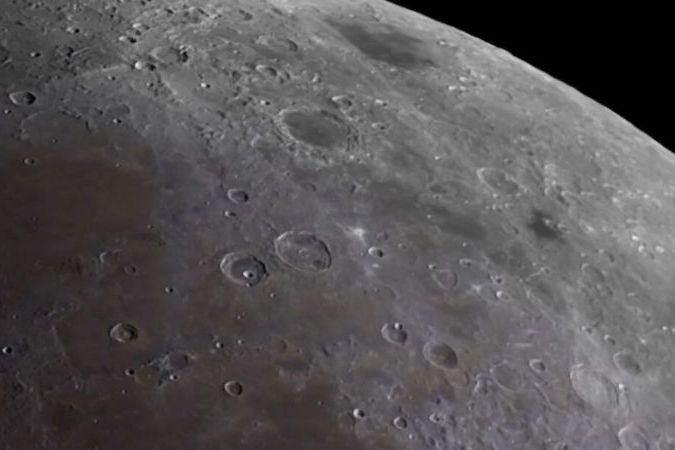 BEZ KOMENTÁŘE: Fotograf za měsíc zdokumentoval pohyb Měsíce při orbitě