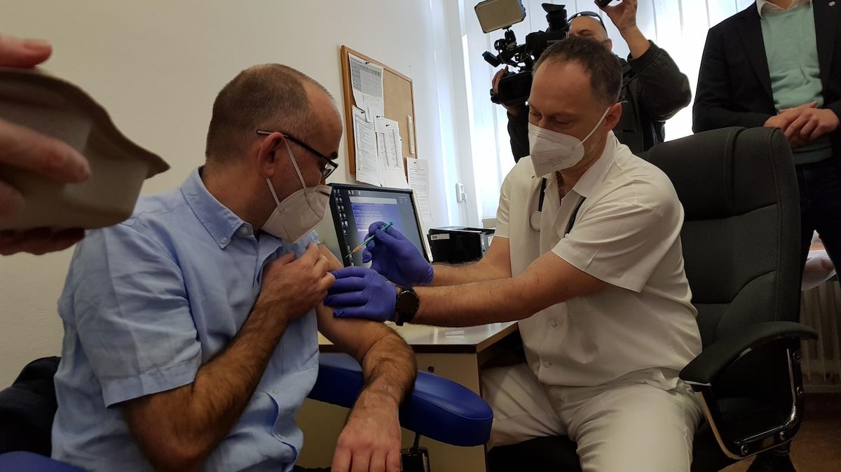 Ministr zdravotnictví Jan Blatný se nechal očkovat v Brně.