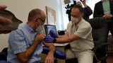 Očkování proti covidu je v Česku v plném proudu. Po Babišovi dostal vakcínu i Blatný