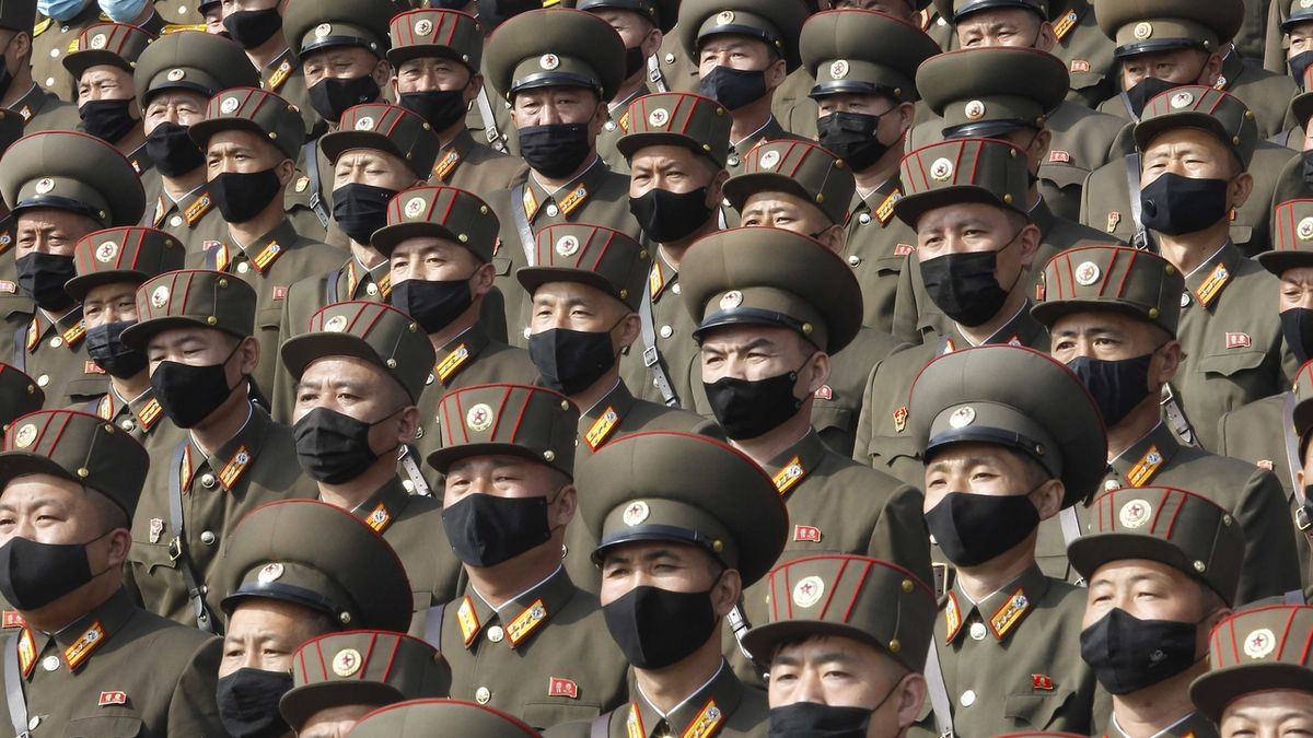 Severokorejští vojáci v rouškách mají pomáhat v boji s neviditelným nepřítelem.