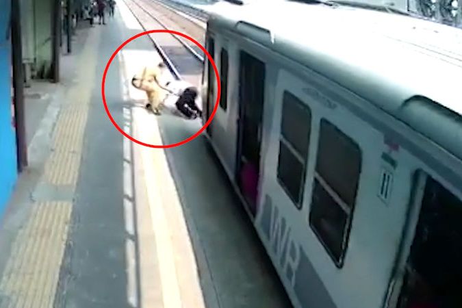 BEZ KOMENTÁŘE: Muž přebíhal přes koleje, kvůli spadlé botě ho málem přejel vlak 