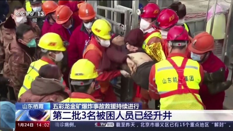 Záchranáři v Číně vysvobodili polovinu zavalených horníků