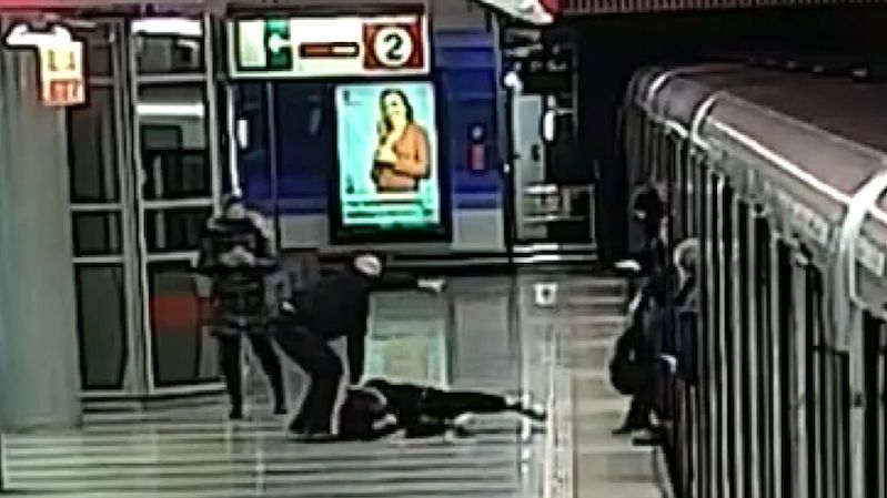 Cestující útočníka zpacifikoval na peronu metra