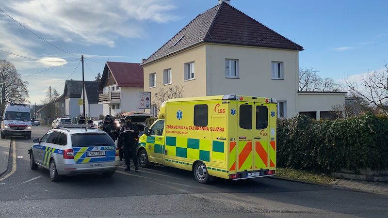 V domě u Prahy našli postřeleného muže. Zřejmě se zranil sám