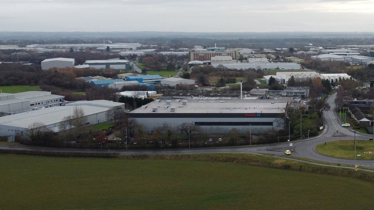Pohled na výrobní závod v britském Wrexhamu, kde se produkuje vakcína AstraZeneca.