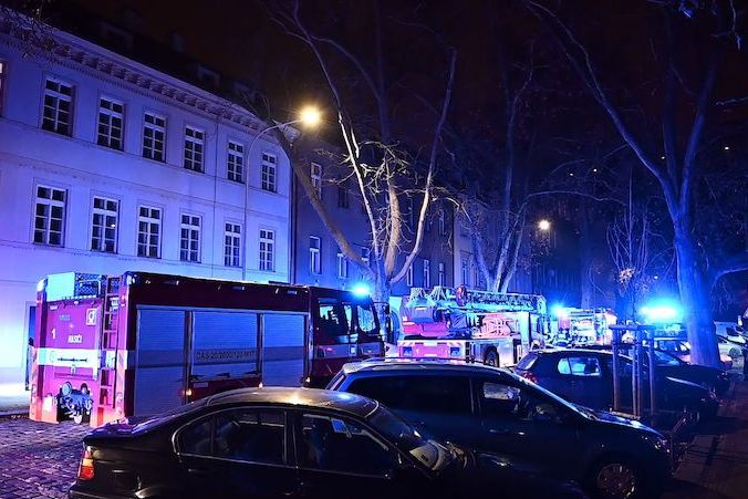 BEZ KOMENTÁŘE: Zásah hasičů v pražském Karlíně