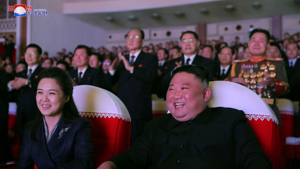 Kimova žena žije, po roce se objevila na veřejnosti a smála se