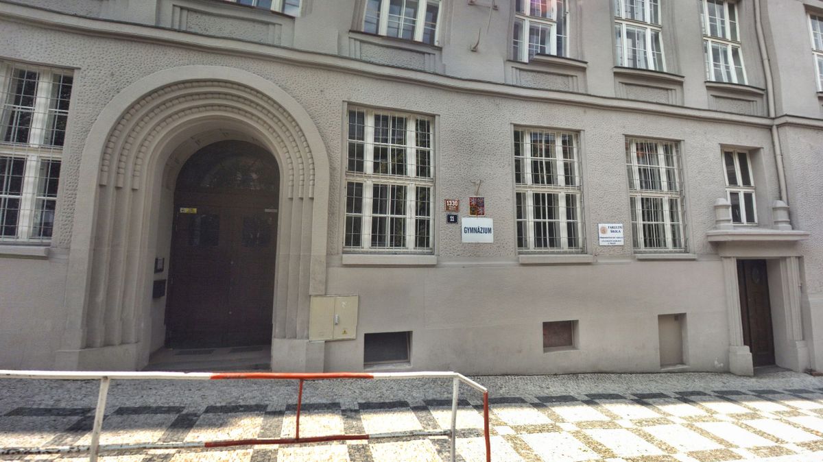 Studenti pražského gymnázia zatím do školy nepůjdou, rozhodl Nejvyšší správní soud