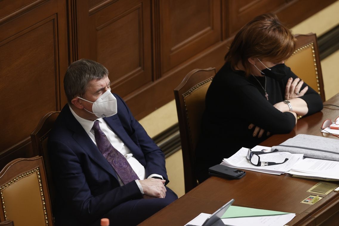 Premiér Andrej Babiš a ministryně financí Alena Schilletrová při projednávání prodloužení nouzového stavu.