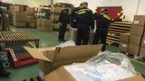 Karlovarští hasiči balíčkují roušky pro postižené okresy
