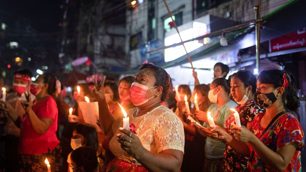 Ženy s rudými stuhami protestují proti puči v Rangúnu.