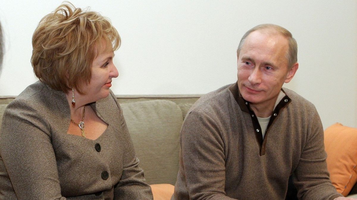 Ruský prezident Vladimir Putin se svou bývalou ženou Ljudmilou na záběru z roku 2010. O několik let později se rozvedli.