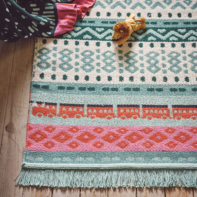 Hladce tkaný kusový koberec Käpphäst vynikne v dětském pokoji. Jeho vzhled neurazí ani v jiné místnosti. Rozměr 80 x 160 cm za 799 Kč.