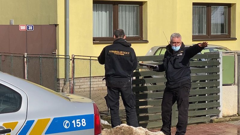 V zamčeném domě na Kladensku našli mrtvou ženu. Případ vyšetřuje kriminálka