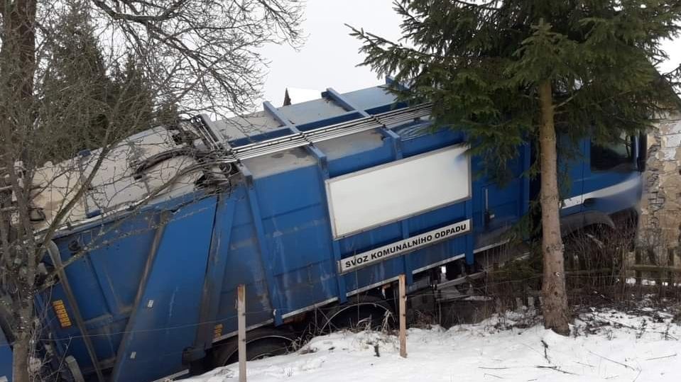 Popelářský vůz po havárii na Klatovsku „levitoval” nad silnicí