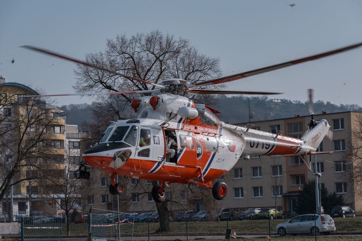 Vrtulník přiváží covid pacienta do Krajské nemocnice T. Bati ve Zlíně.