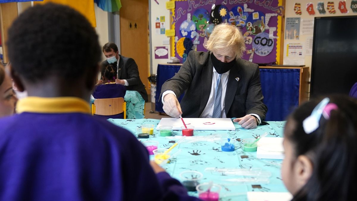 Britský premiér Boris Johnson se v pondělí 1. března na základní škole v anglickém Stoke-on-Trent zúčastnil hodiny výtvarné výchovy.