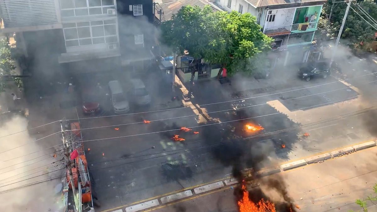 Zapálená barikáda v Rangúnu. 