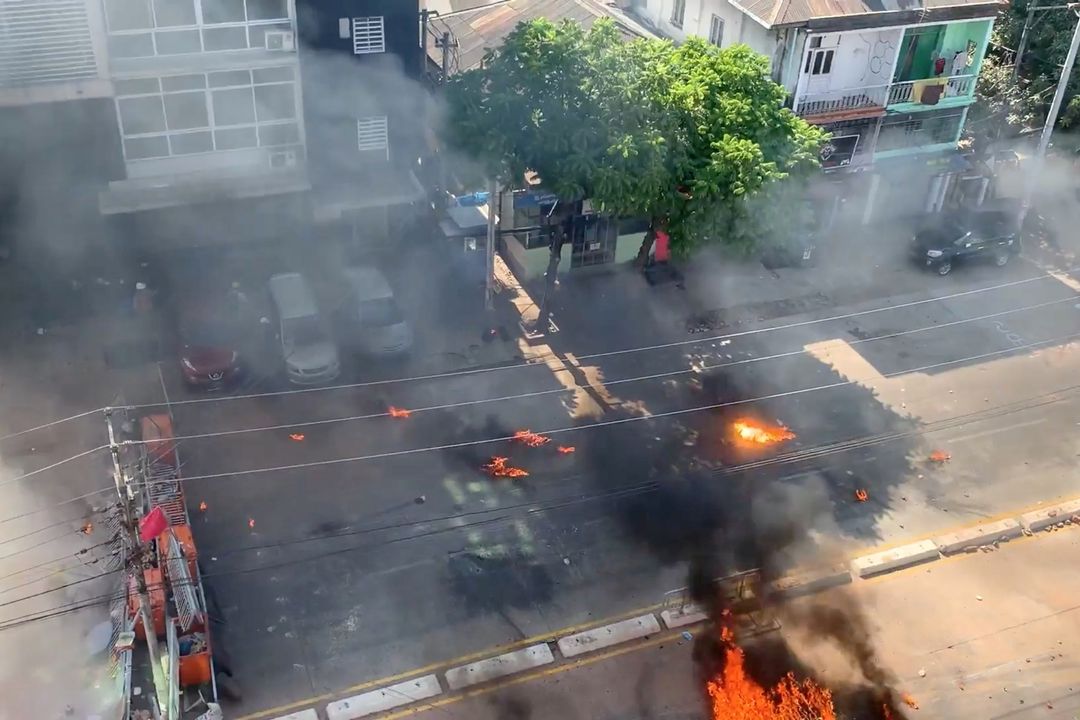Zapálená barikáda v Rangúnu 