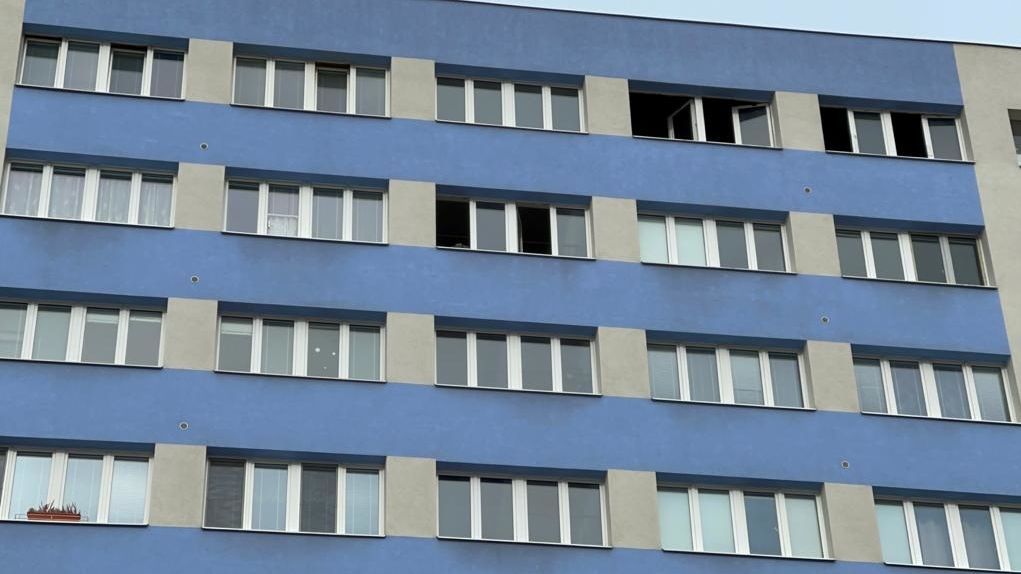 V Mladé Boleslavi hořel byt, uvnitř hasiči našli mrtvého člověka