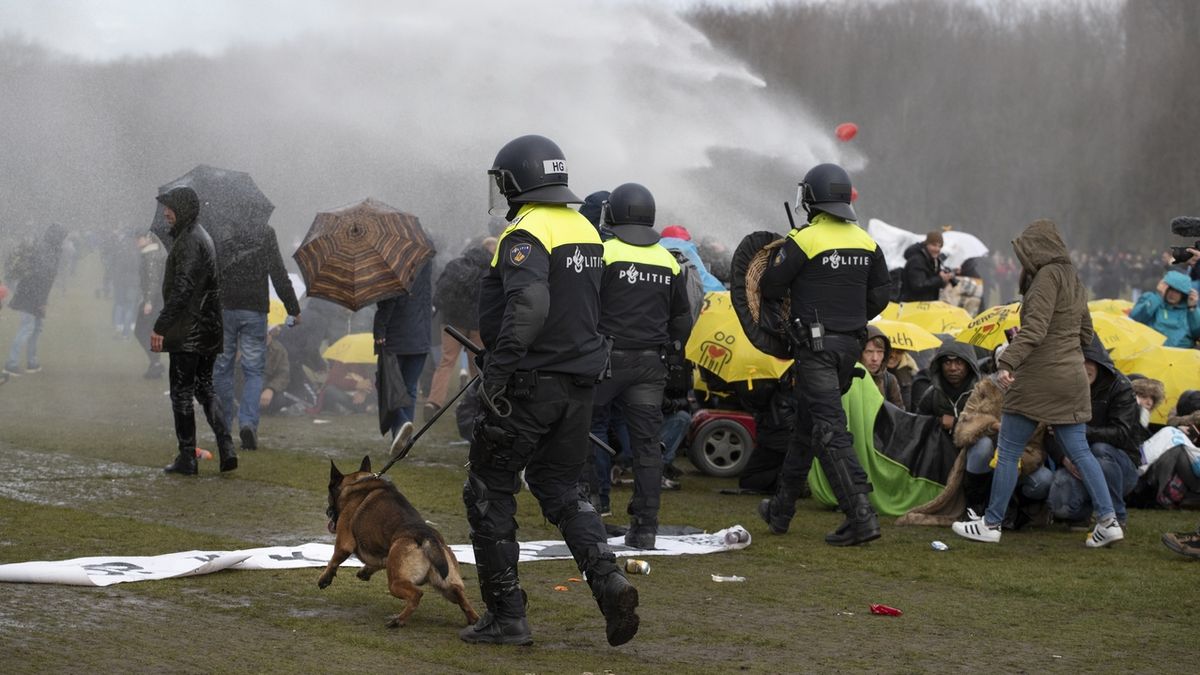 V Nizozemsku rozehnali demonstraci proti opatřením vodním dělem
