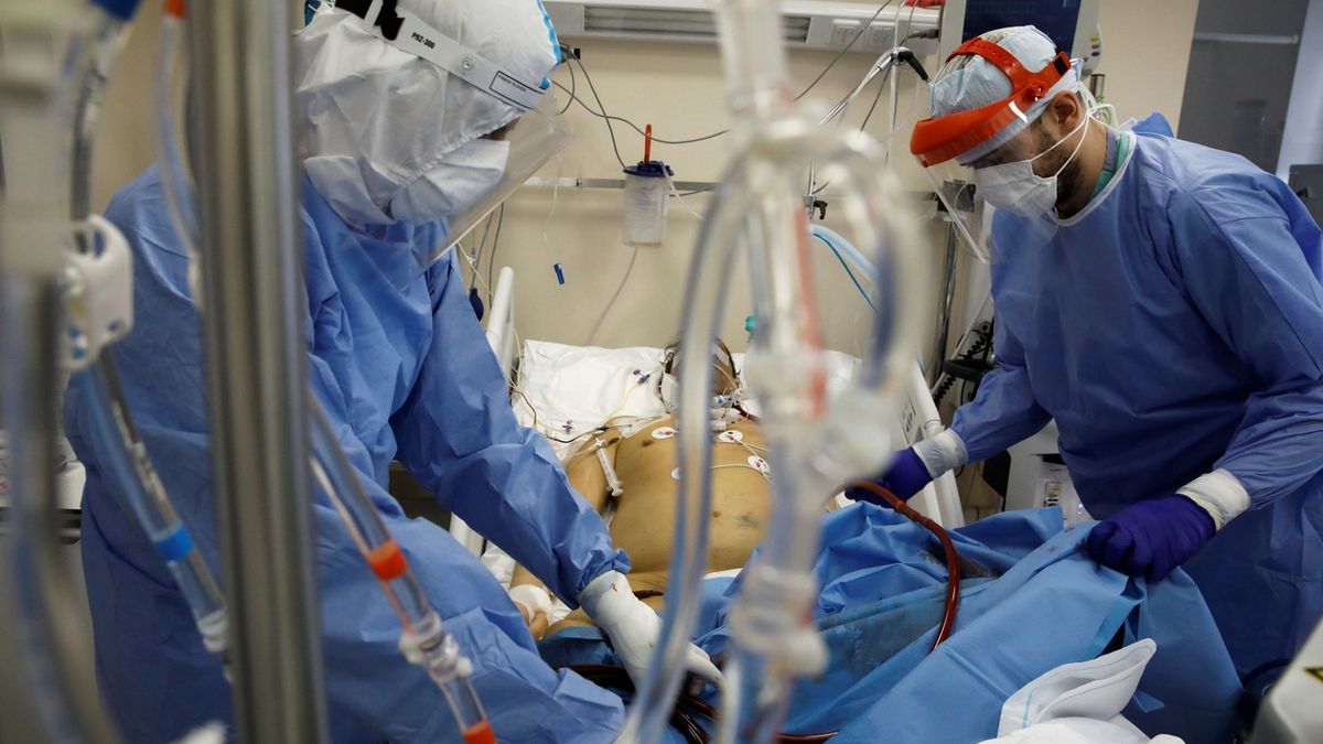 Lékaři se starají o pacienty s koronavirem v nemocnici ve Varšavě.