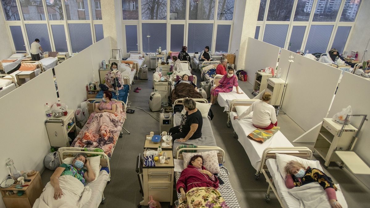 Pacienti s covidem v nemocnici ve Lvově