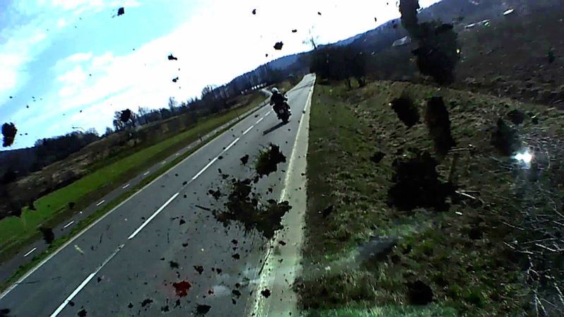 Hazardující motorkář na Vsetínsku vytlačil ze silnice náklaďák, zachytila to kamera