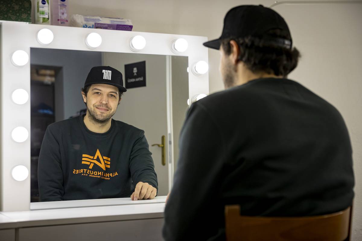 Principál Divadla Mír Albert Čuba je doma i v herecké šatně.