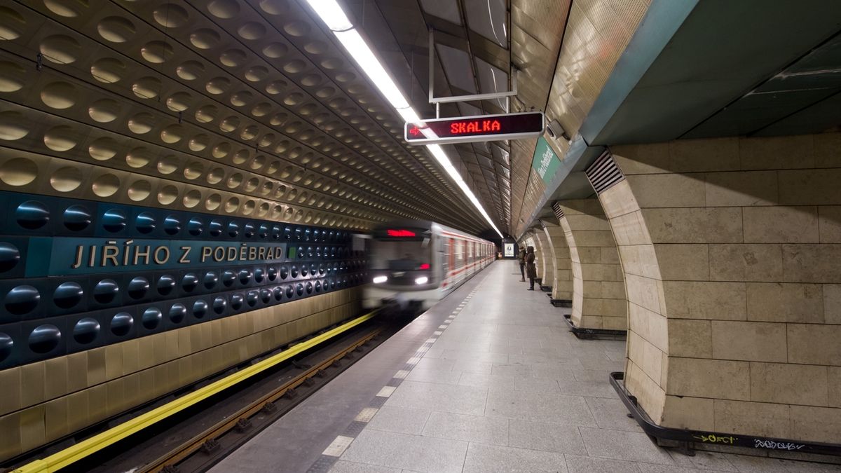 Zákaz nočního vycházení se ruší, metro ale déle jezdit nebude