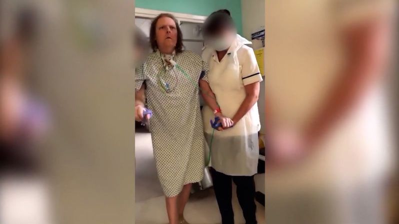 Britský učitel bojuje s covidem už rok. Poničil mu plíce, ledviny i žaludek