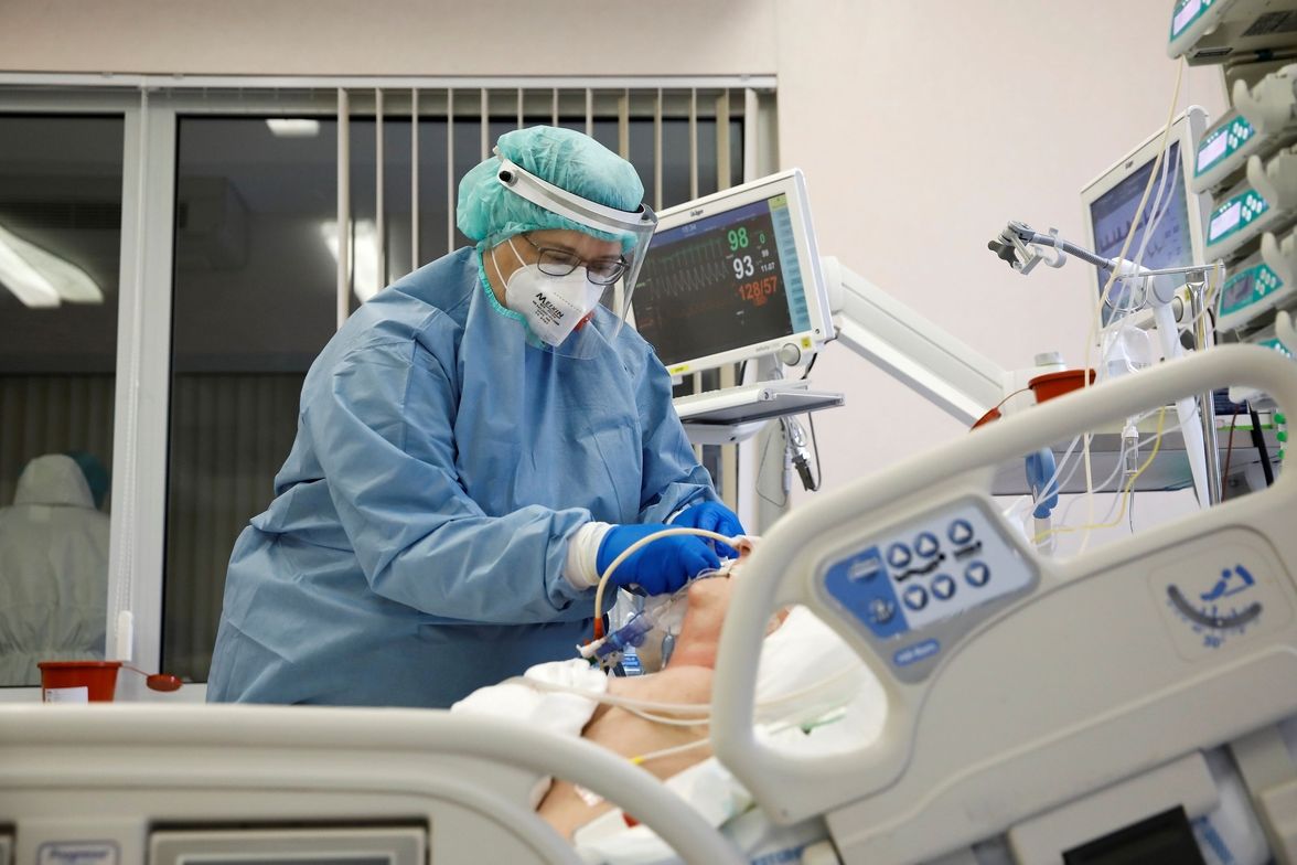 Personál pečující o nakaženého koronavirem v nemocnici v Krakově.
