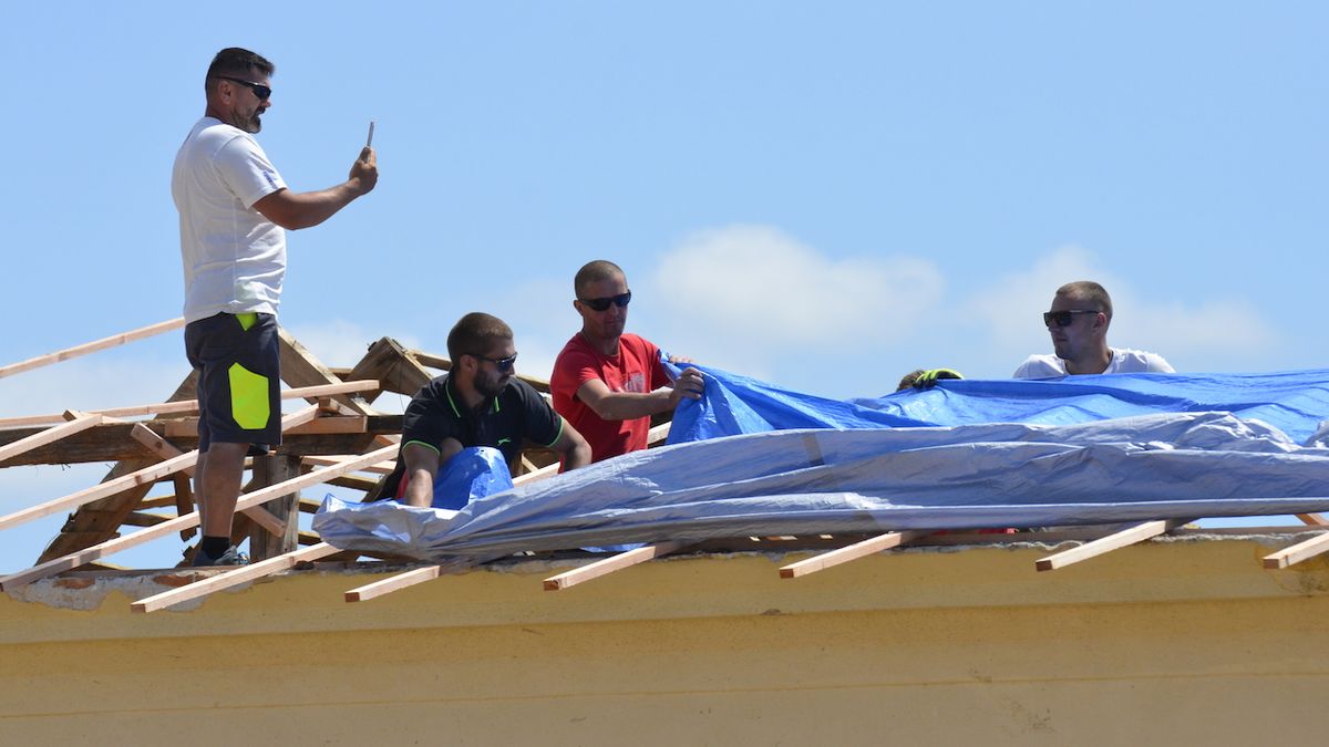 Majitelé i dobrovolníci pracují na obnově poničených střech. Obec Hrušky